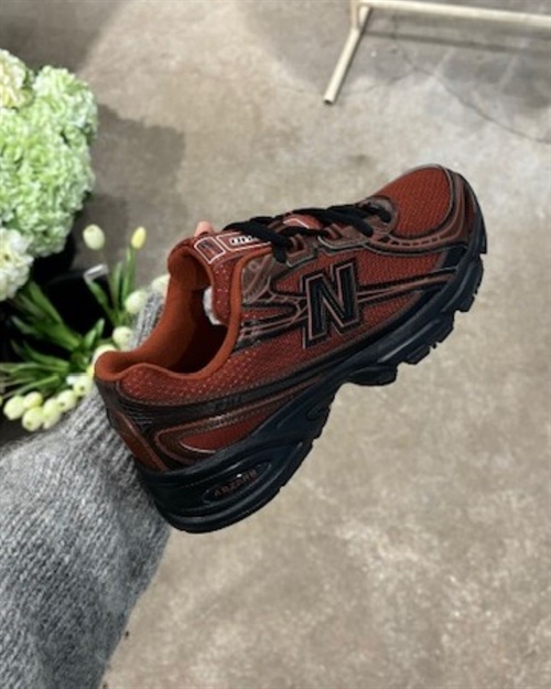 NEW BALANCE U7404OO SNEAKERS RUST/BLACK