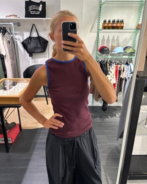 NØRDGAARD PAA STRØGET NPS TANK TOP KONTRAST AUBERGINE/KLEIN