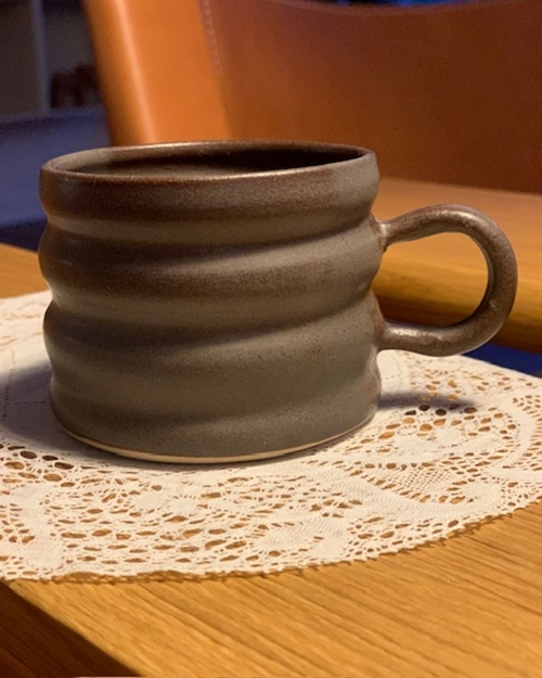 ORLE STUDIO RILLE KOP MED HANK LILLE MØRK MAT