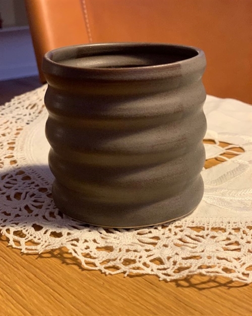 ORLE STUDIO RILLE KRUS MØRK MAT