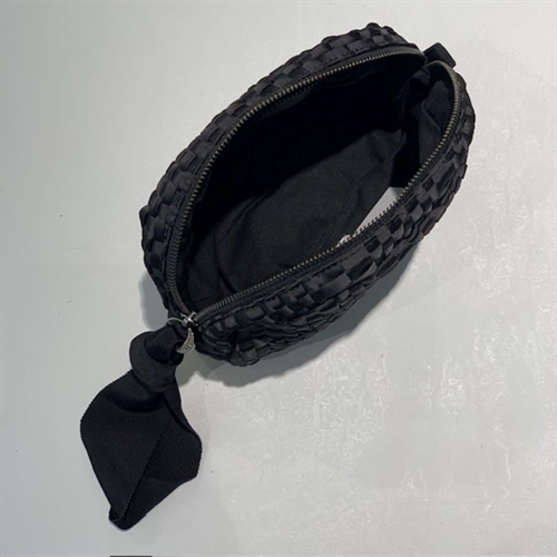 MARIA LA ROSA ISA TASKE BLACK